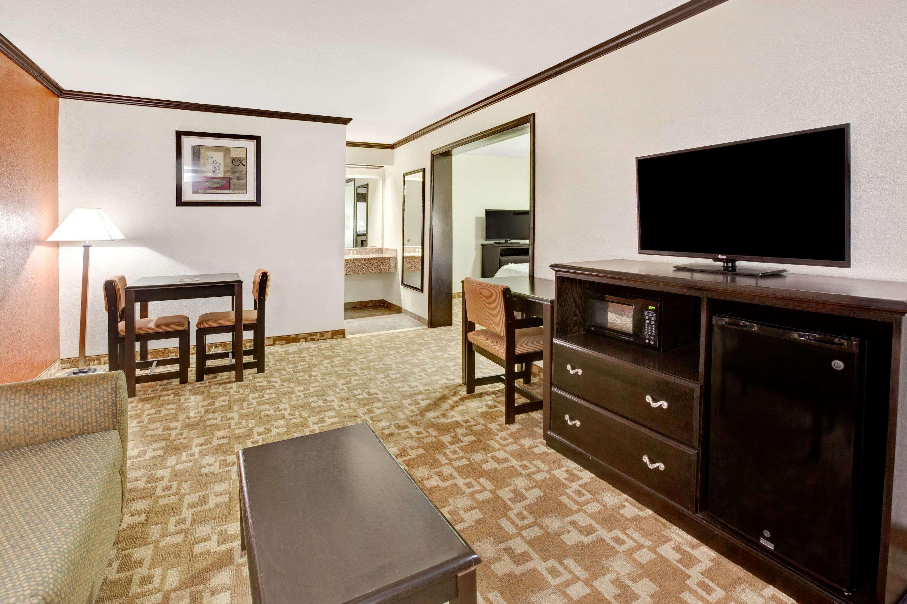 Days Inn By Wyndham Oklahoma City/Moore Exterior photo